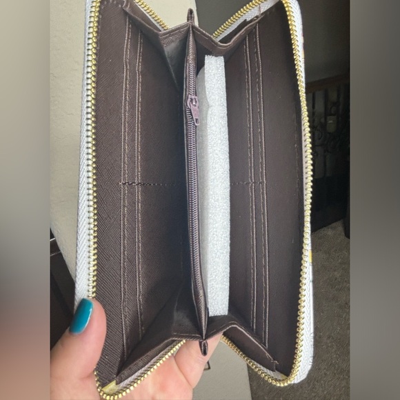 Floral Zip Wallet NEW IN PACKAGING - Picture 2 of 3